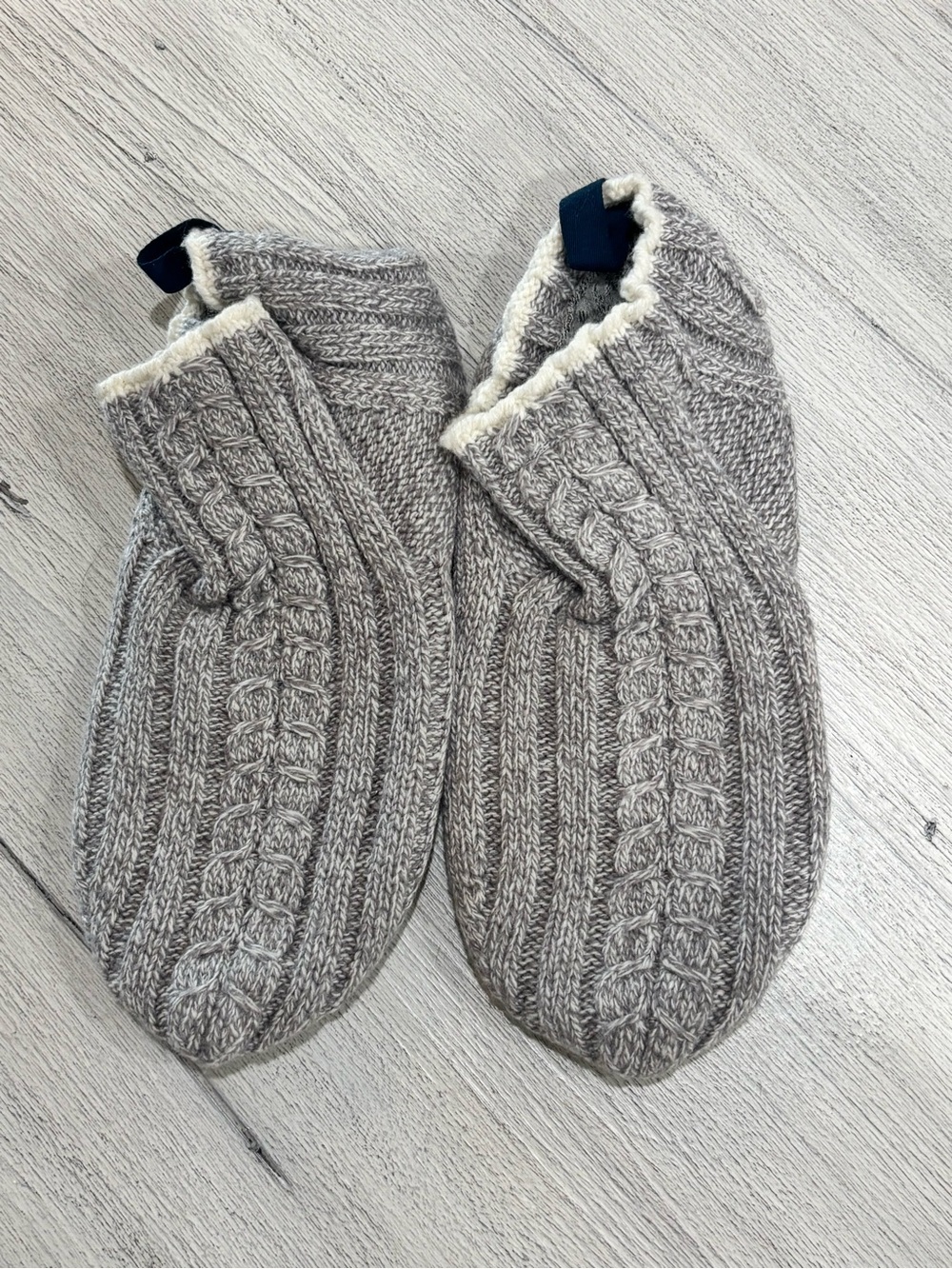 BOMBAS Womenโs Gray GRIPPER SLIPPER Sherpa Lined Padded Long Knit 10โ Long Sz M.